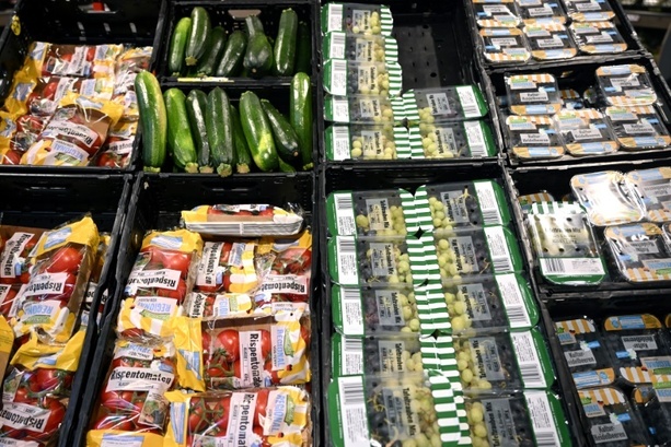 Bild vergrößern: Dienstleistungen deutlich verteuert - Lebensmittelpreise steigen langsamer