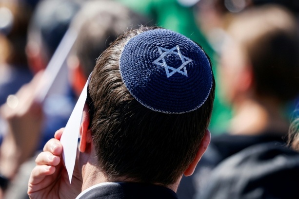 Bild vergrößern: Antisemitischer Aushang an Geschäft in Flensburg: Anklage gegen Inhaber