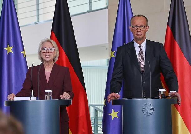 Bild vergrößern: Wirtschaftsweise: Schnitzer übergibt Jahresgutachten an Merz