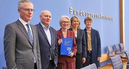 Wirtschaftsweise heben Konjunkturprognose für 2025 leicht an