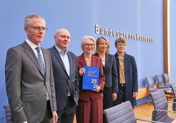 Bild vergrößern: Wirtschaftsweise heben Konjunkturprognose für 2025 leicht an