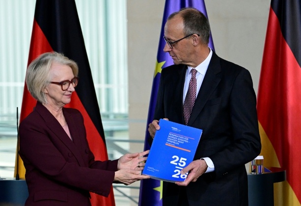 Bild vergrößern: Wirtschaftsweise: 2026 nur 0,9 Prozent Wachstum - scharfe Kritik an Sondervermögen