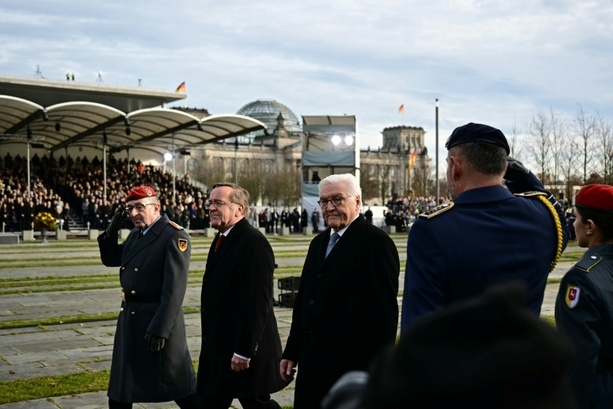 Bild vergrößern: Bundeswehr-Jubiläum: Steinmeier für fairen und verlässlichen Weg bei Wehrdienst