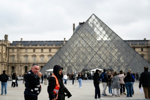 Bild vergrößern: Louvre-Diebstahl: 38-Jährige unter Auflagen auf freiem Fuß