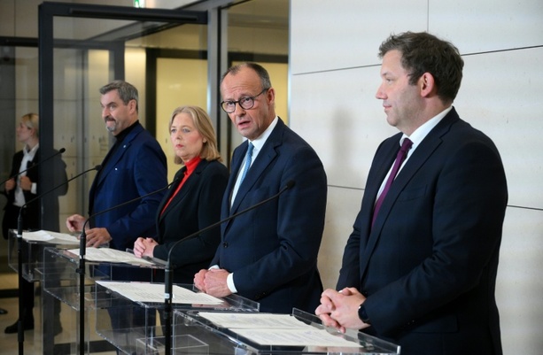 Bild vergrößern: Koalition will Wirtschaft stärken: Senkung von Industriestrompreis und Flugsteuer