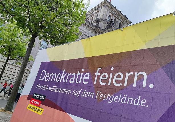 Bild vergrößern: Umfrage: Vertrauen in Demokratie bröckelt