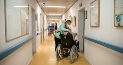 Warken begrüßt Aufstockung von Darlehen für Pflegeversicherung