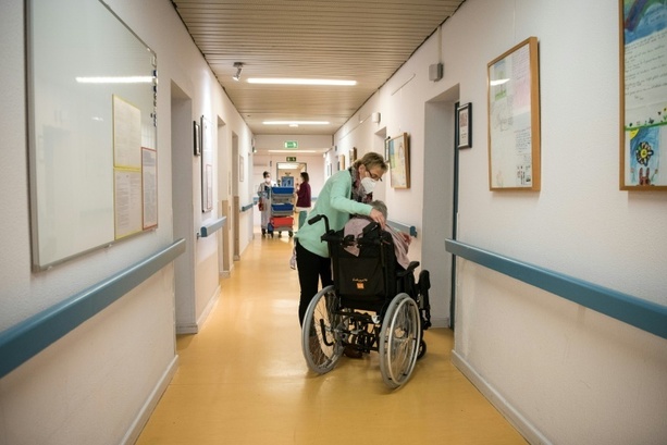 Bild vergrößern: Warken begrüßt Aufstockung von Darlehen für Pflegeversicherung