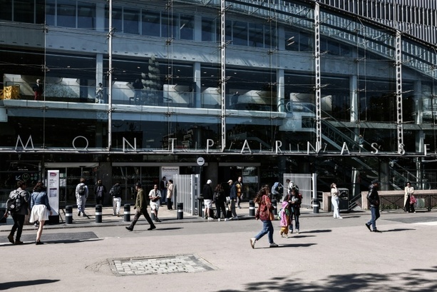 Bild vergrößern: Polizist schießt auf mit Messer bewaffneten Mann am Pariser Bahnhof