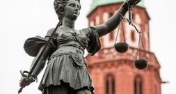 Frau beim Küssen auf Zebrastreifen totgefahren: Frankfurter Mordurteil rechtskräftig