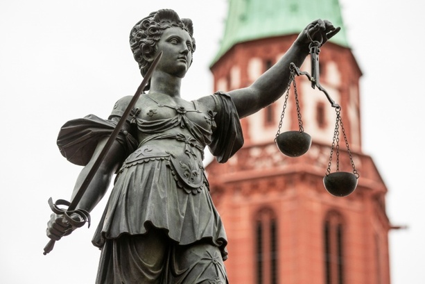 Bild vergrößern: Frau beim Küssen auf Zebrastreifen totgefahren: Frankfurter Mordurteil rechtskräftig