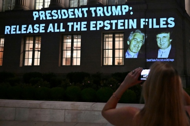 Bild vergrößern: Epstein-Affäre: Trump verlangt Ermittlungen gegen Bill Clinton und andere