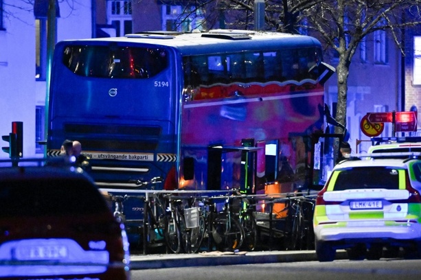 Bild vergrößern: Bus rammt Bushaltestelle in Stockholm: Drei Tote und drei Verletzte