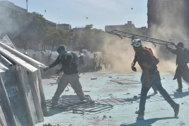 Bild vergrößern: 120 Verletzte bei Protesten gegen Gewaltkriminalität in Mexiko