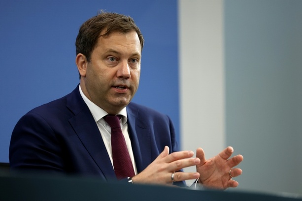 Bild vergrößern: Bundesfinanzminister Klingbeil reist nach China