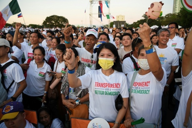 Bild vergrößern: Korruption bei Hochwasserschutz auf Philippinen: Hunderttausende fordern Aufklärung