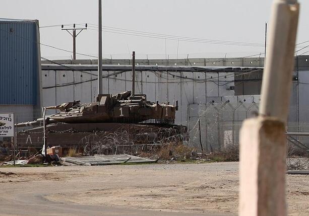 Bild vergrößern: Bundesregierung hebt Waffenstopp für Israel auf