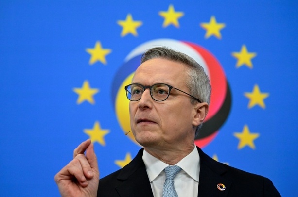 Bild vergrößern: Minister Wildberger grundsätzlich offen für Nutzung der Späh-Software von Palantir