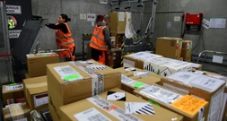 Miauen in Paketshop: Frau in Bayern gibt versehentlich Päckchen mit Katze auf