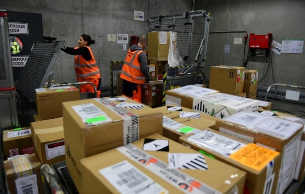 Bild vergrößern: Miauen in Paketshop: Frau in Bayern gibt versehentlich Päckchen mit Katze auf