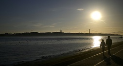 Junge Erwachsene in Partnerschaften leben besonders oft in getrennten Wohnungen