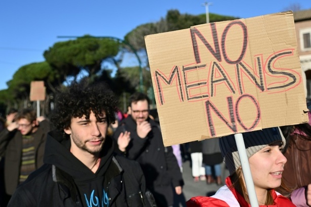 Bild vergrößern: Kabinettsbeschluss: Fußfesseln sollen häusliche Gewalt verhindern