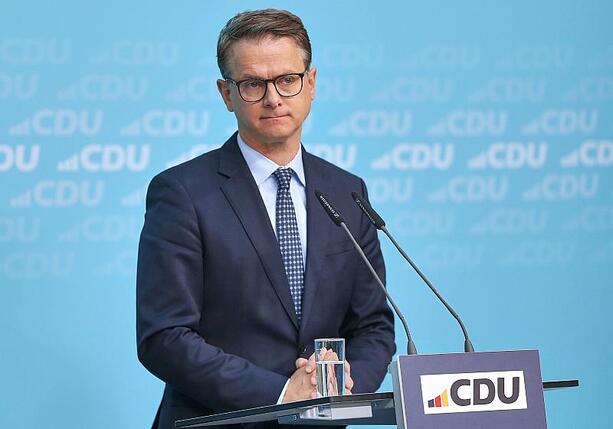 Bild vergrößern: CDU-Generalsekretär begrüßt Bürgergeld-Reform für Ukrainer