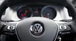 Mann hilft 85-Jähriger in Nordrhein-Westfalen bei Ausparken und stiehlt Geldbörse