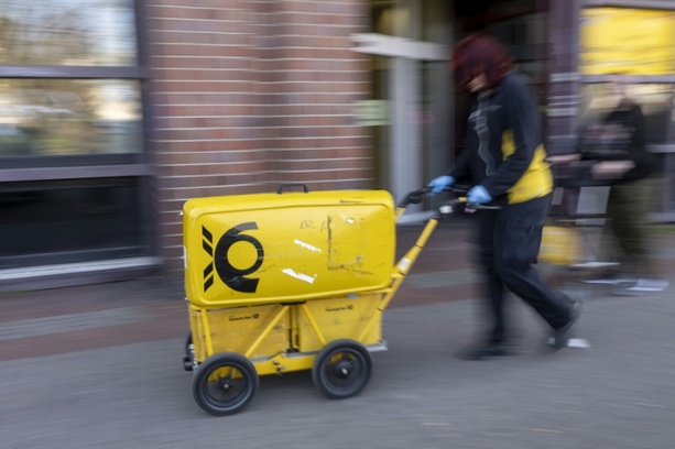 Bild vergrößern: Briefträger aus Baden-Württemberg soll hunderte Briefe in Müll entsorgt haben