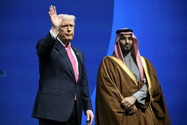 Bild vergrößern: Auf Wunsch von bin Salman: Trump will sich für Ende der Gewalt im Sudan einsetzen
