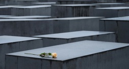 Prozess gegen 19-Jährigen nach Messerangriff an Holocaustmahnmal in Berlin