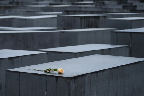 Bild vergrößern: Prozess gegen 19-Jährigen nach Messerangriff an Holocaustmahnmal in Berlin