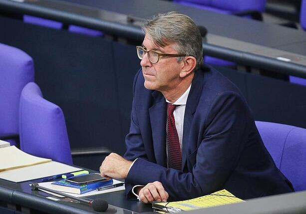 Bild vergrößern: Weimer übergibt WMG-Firmenanteile an Treuhänder