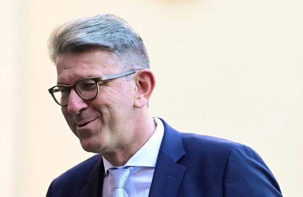 Bild vergrößern: Weimer übergibt Firmenanteile an Treuhänder