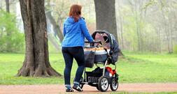 Umfrage: Frauen mit kleinen Kindern fühlen sich ökonomisch abhängig