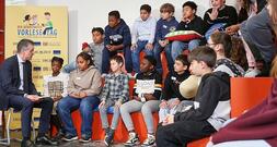 Merz sagt Vorlesen wegen Ukraine kurzfristig ab - Frei übernimmt