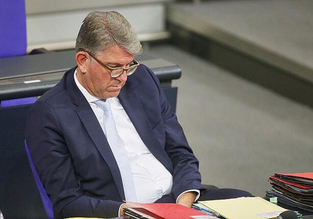 Bild vergrößern: Anhaltende Kritik an Weimer wegen Gipfel und Interessenkonflikten