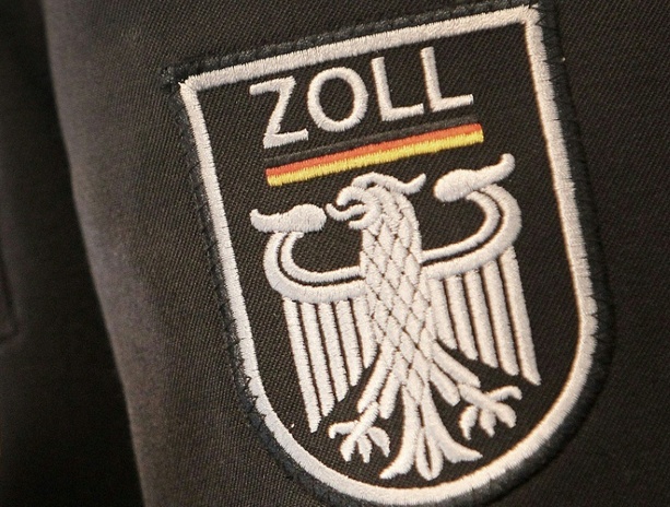 Bild vergrößern: Münchner Flughafen: Zoll stoppt Reisende mit Singvögeln