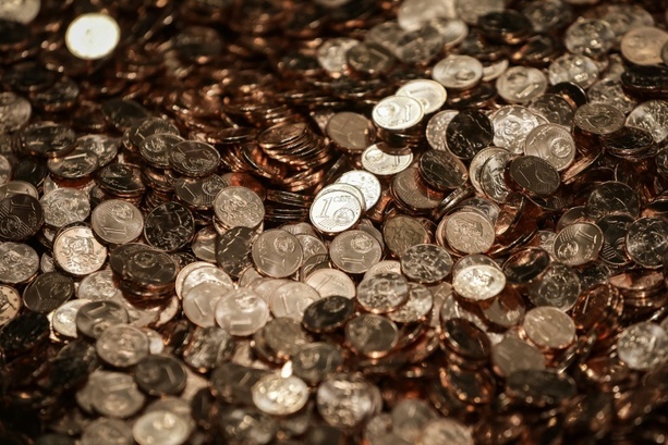 Bild vergrößern: Eine Million Euro: Stadtmitarbeiter in Bayern soll Münzen aus Parkautomaten gestohlen haben