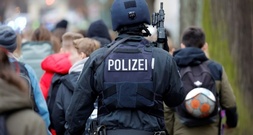 Razzia gegen Gruppe wegen hunderter Bombendrohungen gegen Schulen und Bahnhöfe