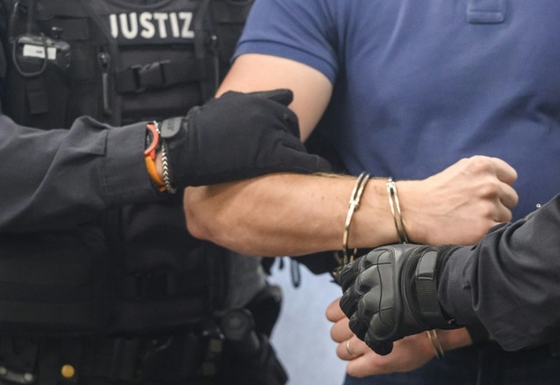 Bild vergrößern: Hammerbande: Anklage in Prozess gegen mutmaßliche Linksextremisten verlesen