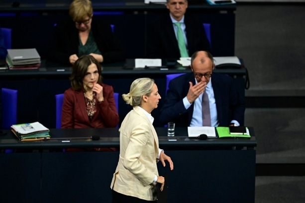 Bild vergrößern: Regierung und Opposition diskutieren in Generaldebatte im Bundestag
