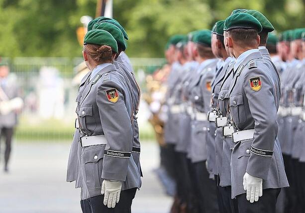 Bild vergrößern: Nato-Generalsekretär lobt Wehrdienst-Einigung