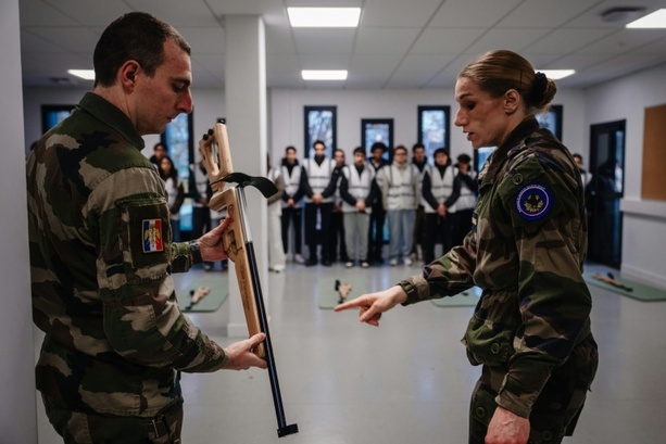 Bild vergrößern: Frankreichs Präsident Macron stellt Plan für freiwilligen Wehrdienst vor