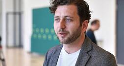 Banaszak fordert Digitalsteuer für KI-Konzerne