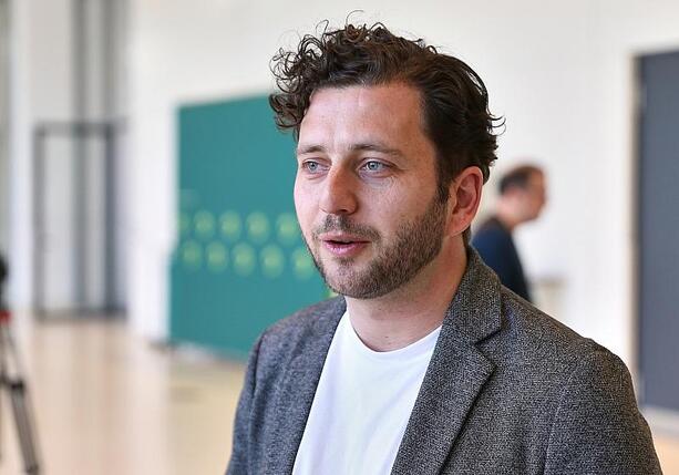 Bild vergrößern: Banaszak fordert Digitalsteuer für KI-Konzerne