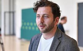 Banaszak fordert Digitalsteuer für KI-Konzerne