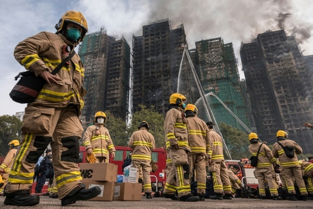 Bild vergrößern: Mindestens 55 Tote bei Großbrand in Hongkong - Mehr als 250 Menschen vermisst
