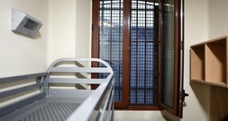 Gitterstäbe durchgesägt: Zwei Häftlinge entkommen in Dijon