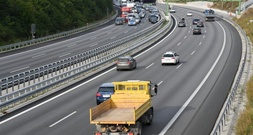 Frau drängt Autofahrer in Bayern von Autobahn - Einweisung in Psychiatrie